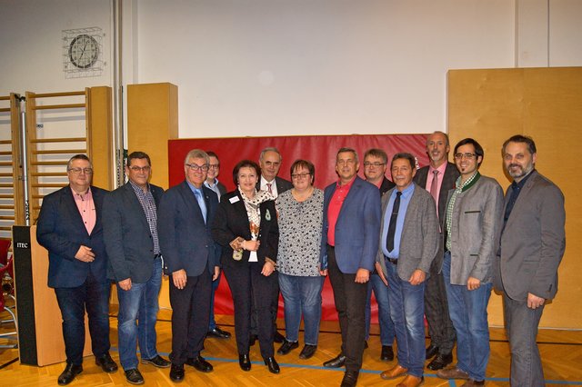 Direktorin Romana Weisgram, PSI Fritz Laschober, Nationalratsabgeordneter Konrad Antoni, Bürgermeister Karl Harrer, Vizebürgermeister Peter Müller, die Stadträte Gabi Beer Willi Glaser, Mike Preissl, David Süß, die Gemeinderäte Marcel Hobbiger, Tobias Spazierer und Martin Speychal, Reinhard Österrreicher
 | Foto: NNÖMS Schrems