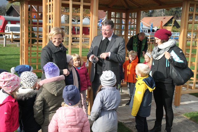 Die kleine Anna (6) durfte den Wasserkessel tragen
