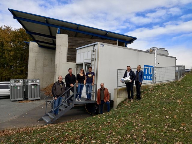 Ökoenergie-Experten vor der neuen Forschungsanlage in Strem (von links): Johannes Fuchs, Gerhard Schöny, Elisabeth Sonnleitner, Julius Pirklbauer, Siegfried Legath, Bernhard Deutsch und Andrea Moser.