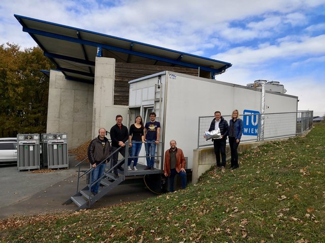 Ökoenergie-Experten vor der neuen Forschungsanlage in Strem (von links): Johannes Fuchs, Gerhard Schöny, Elisabeth Sonnleitner, Julius Pirklbauer, Siegfried Legath, Bernhard Deutsch und Andrea Moser. | Foto: Europäisches Zentrum für erneuerbare Energie