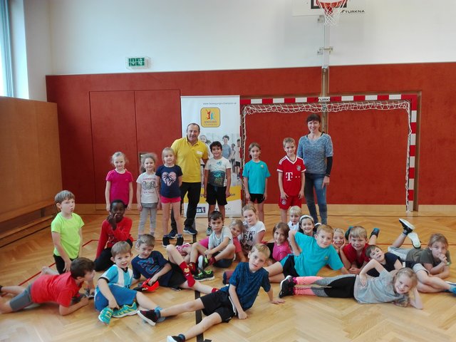Die Kinder der 2. Klasse, Klassenlehrerin Judith Koller und Helmut Brunner-Plosky von IMSB Austria | Foto: VS Großdietmanns