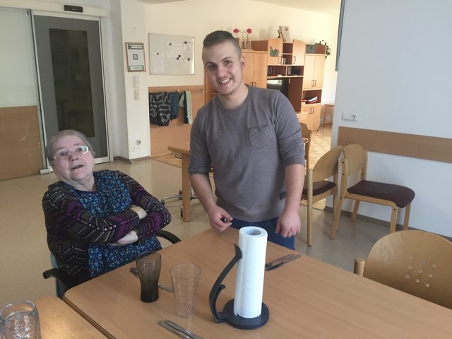 Daniel Grill mit Bewohnerin Christine Mayer. Der 19-jährige Zivildiener aus St. Roman zeigt sich begeistert. | Foto: Lebenshilfe OÖ