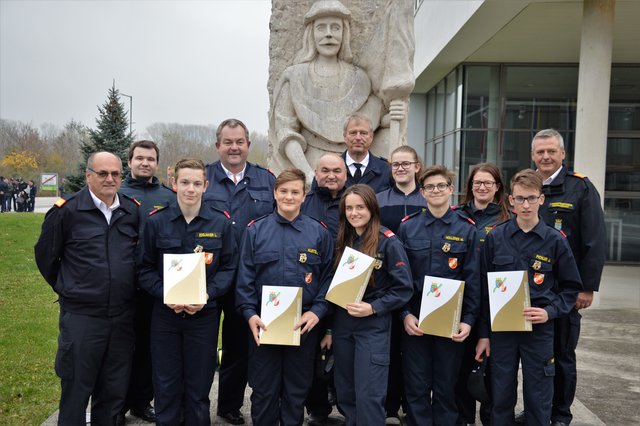 Bezirksfeuerwehrkommandant OBR Franz Knapp, LM Michael Rentenberger (FF Zwettl), JFM Lukas Edelmaier (FF Friedersbach), Abschnittsfeuerwehrkommandant BR Ewald Edelmaier, JFM Jakob Kletzl (FF Altpölla),HLM Karl Plauensteiner (FF Friedersbach), Landesfeuerwehrkommandantstv. Armin Blutsch, JFM Yvonne Ponstingl (FF Altpölla), FM Michaela Altmann (FF Friedersbach), JFM Matthias Hollerer, SB Sonja Kirschenhofer ( FF Altpölla ),JFM Jannik Pichler( FF Zwettl), Landesfeuerwehrkommandant Dietmar Fahrafellner. | Foto: Franz Thaler