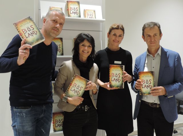 V.l.: Bernhard Aichner, Ingrid Fleck (Geschäftsführung Buchhandlung Plautz), Mag. Sigrid Wiener (Geschäftsführung Autohaus Gleisdorf), Claus Schwarz (Inhaber Buchhandlung Plautz).