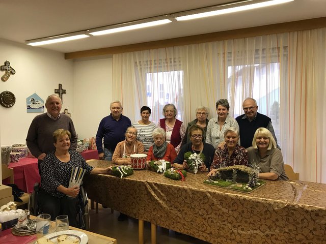 Die ÖZIV-Bastelgruppe freut sich auf Ihren Besuch beim Adventmarkt.