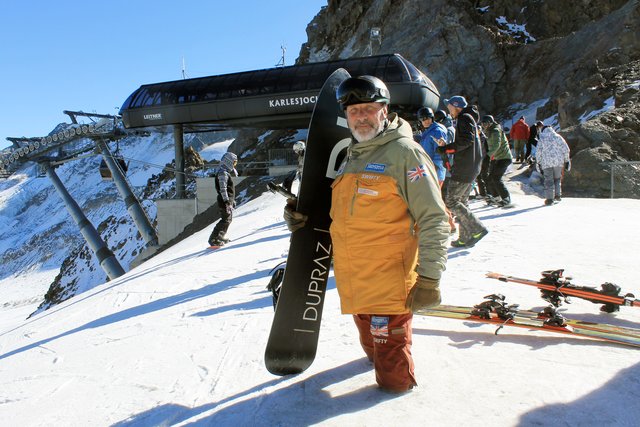 Veteran Swifty: Veteran Darren Swift, Swifty genannt, verlor beide Beine von den Knien abwärts. Am Gletscher testete er nun ein neues Spezial-Snowboard, das eigens für ihn entwickelt wurde.