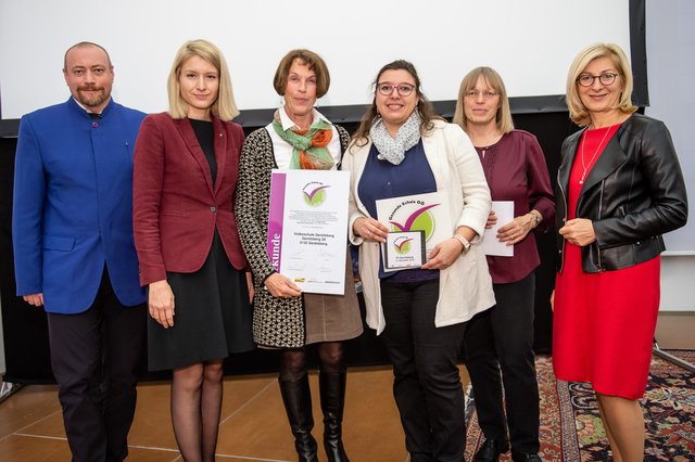 VS Geretsberg: Markus Peböck, Landesrätin Christine Haberlander, Gertrude Jindrich, Andrea Wesenauer (OÖGKK) und Vertreterinnen der Volksschule Geretsberg.