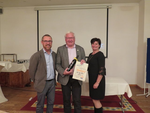 Bürgermeister Karl Feurhuber, im Bild mit Obmann Stefan Flasch und dessen Stellvertreterin Gerlinde Enzesberger, ist seit 50 Jahren Mitglied im Verein.