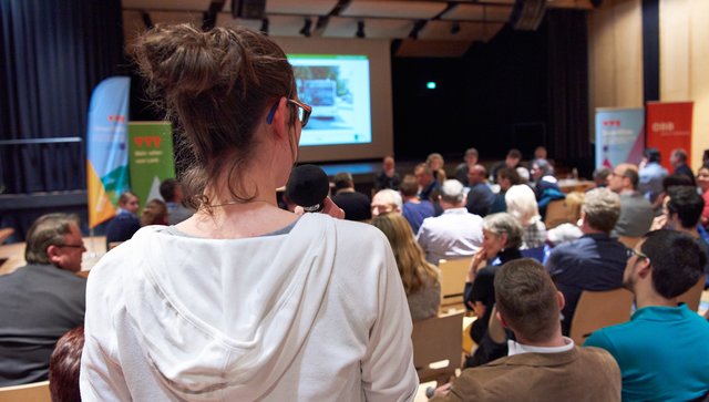 Ein Öffi-Treff ist ein offenes Forum, Expertinnen und Experten, die tagtäglich mit Fahrplänen, Verträgen und Verhandlungen befasst sind, geben den Gästen sofort fachliche Auskunft. | Foto: Verkehrsverbund Tirol/Plattner