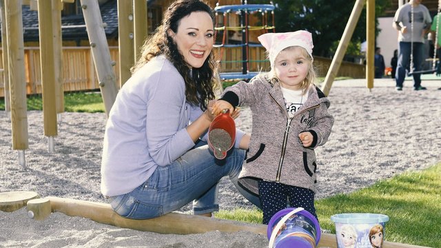 Patin Jasmin Wagner mit der kleinen Freya auf dem Spielplatz des Ederhofs.