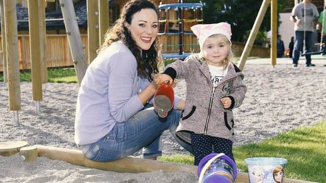 Patin Jasmin Wagner mit der kleinen Freya auf dem Spielplatz des Ederhofs. | Foto: RTL D/Frank Rollitz/Schneider Press