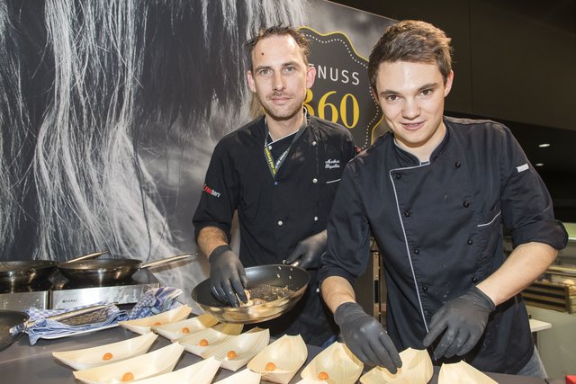 Der Gourmetkoch Markus Kapeller mit seinem Beikoch am Eurogast Stand, auf der diesjährigen Gast. | Foto: Reichl und Partner/Andreas Kolarik