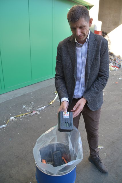 Prokurist Christian Sailer mit einem brandgeefährlichen Akkus. Lithium-Batterien müssen in eigens dafür vorbereiteten Behältern entsorgt werden.