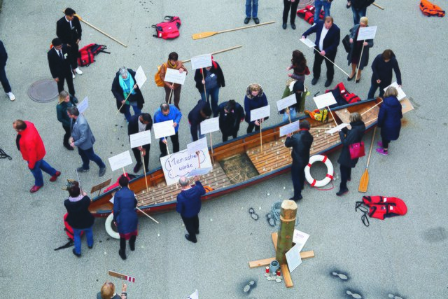 Symbolische Übergabe der im Symposium erarbeiteten Menschenrechts-Statements an die Öffentlichkeit. | Foto: Bewusstseinsregion