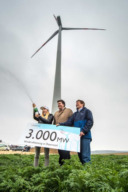 Sekttaufe v.li.n.re: Jessica Pilz, Martin Steininger (Vorstand der Windkraft Simonsfeld) und Stefan Moidl (Geschäftsführer der IG Windkraft). | Foto: Klaus Rockenbauer