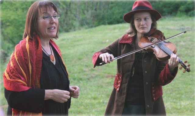 Marianne Lembacher erzählt am 16. November Märchen, Roxanne Szankovich spielt auf ihrer Geige dazu und singt. | Foto: Privat