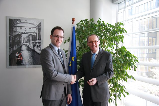Markus Winkler beim Handshake mit EU-Parlamentarier Othmar Karas | Foto: Foto: Winkler/zVg
