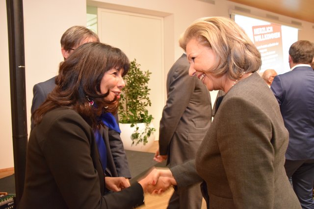 Martha Schultz und Patrizia Zoller-Frischauf begrüßen sich.