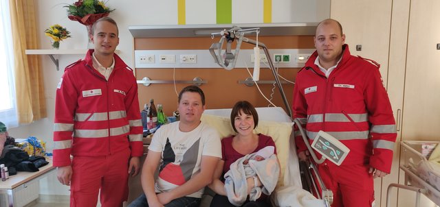 Die Sanitäter Christoph Meisel und Benjamin Pollak mit der jungen Familie. | Foto: Rotes Kreuz Weitra