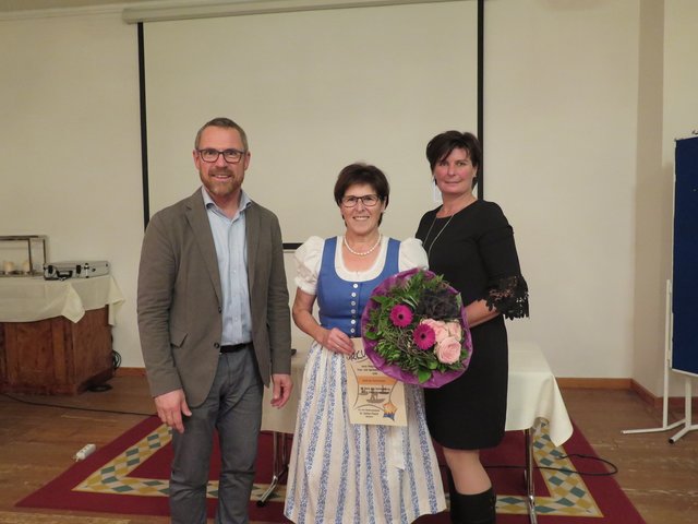 Der Verein dankt Gertrud Aichriedler für 50 Jahre Mitgliedschaft.