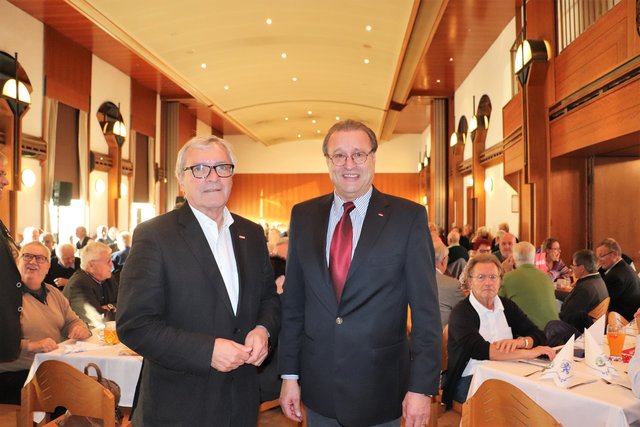 Im Brauhaus Puntigam ehrten Klaus Eichberger (li) und Erwin Kirchengast langjährige ARBÖ-Mitglieder.