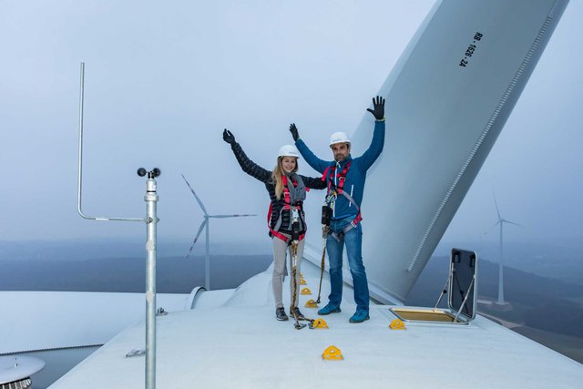 In 143 Meter Höhe auf dem Windrad v.li.n.re: Jessica Pilz und Markus Winter (Windkraft Simonsfeld).