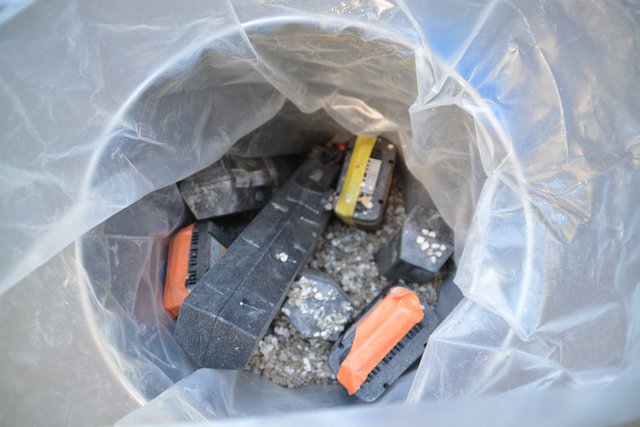 Akkus und Lithium-Batterien müssen in eigens dafür vorbereiteten Behältern entsorgt werden.