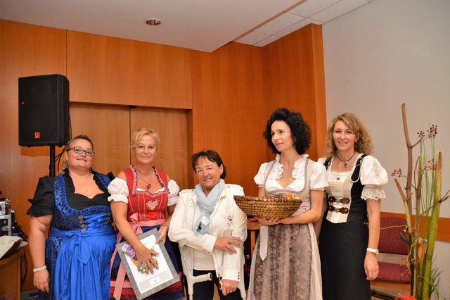 Überreichung einer Urkunde an die Mitarbeiterin Elisabeth Ritirc (2.v.l.). Sie war schon vor der Eröffnung des BSH Pregarten beim Sozialhilfeverband Freistadt tätig.