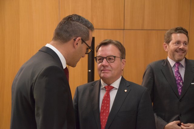 Im Gespräch vor dem Festakt: Günther Platter und Christoph Walser 