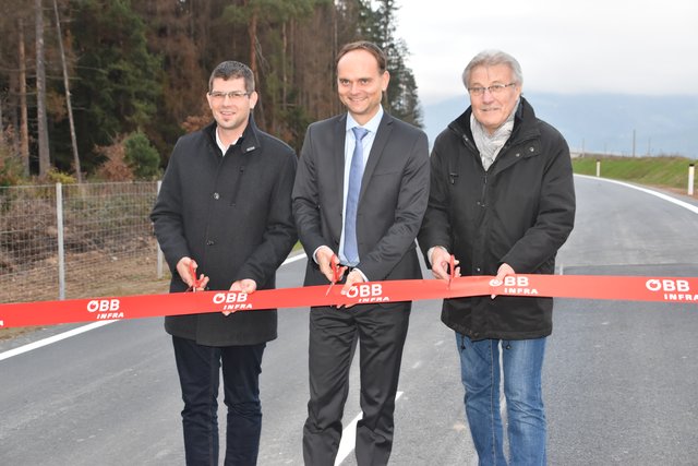 Landesrat Martin Gruber, Projektleiter der ÖBB-Infrastruktur AG Gerald Zwittnig und Bürgermeister Stefan Visotschnig (v. li.) | Foto: Kristina Orasche