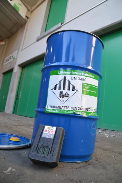 Akkus und Lithium-Batterien müssen in eigens dafür vorbereiteten Behältern entsorgt werden.