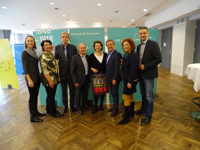 Eröffnung: Bgm. Anton Vukan (3.v.r.) und Christian Ehetreiber von der Arge Jugend (3.v.l.) mit Projektpartnern und Ehrengästen.  | Foto: WOCHE