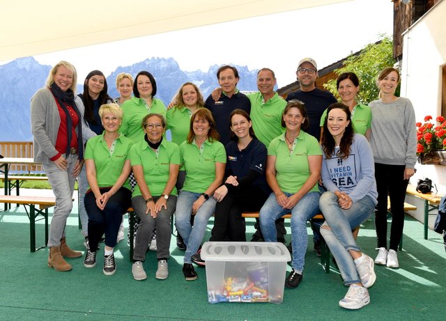Das RTL-Team und Jasmin Wagner mit dem Team vom Ederhof. Der Dreh war für alle eine spannende Erfahrung.