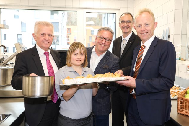 Diakoniewerk Vorstandsvorsitzender Josef Scharinger, Paula Obenaus, Landeshauptmann-Stv. Heinrich Schellhorn, Superintendent Olivier Dantine, Diakoniewerk Salzburg Geschäftsführer Michael König.
 | Foto: Diakoniewerk/Mike Vogl