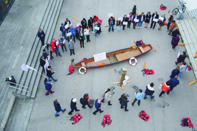 Eindrucksvolle Abschlussaktion: Ein Boot, symbolisch für den Weg vieler aktueller Flüchtlinge, deren Menschenrechte aktuell in Europa wohl auf besonders schwankenden Planken stehen. Daneben auch die von der Pfarre St. Georgen im Rahmen von "72 Stunden ohne Kompromiss" mit Jugendlichen geschaffene Skulptur zum Thema Flucht. | Foto: Bewusstseinsregion
