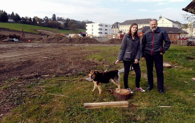 Miriam Üblacker und Gottfried Lamers von der Grünen Liste im zerstörten Ortszentrum.  | Foto: Grüne Liste Gablitz