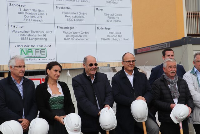 Klaus Ortner, Nina Kostner, Karl Ziegler, Helmut Baudendistel und Werner Skringer beim Spatenstich zum neuen Gemeindezentrum Fernitz-Mellach | Foto: Edith Ertl