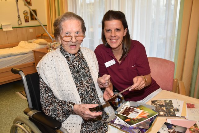 Ida Boisits (100) liebt es, mit Heimbereichsleiterin Isabell Seper in ihren alten Fotosammlungen zu schmökern. | Foto: Martin Wurglits