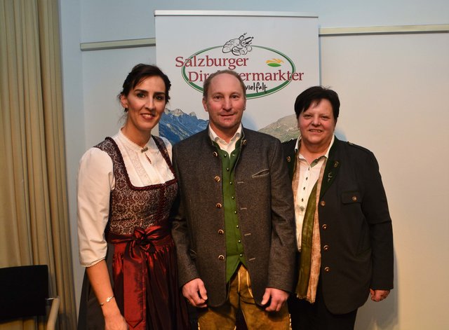 LR Maria Hutter mit dem neuen Obmann, Willi Huttegger, und der scheidenden Obfrau, Barbara Saller. | Foto: Salzburger Landwirtschaft