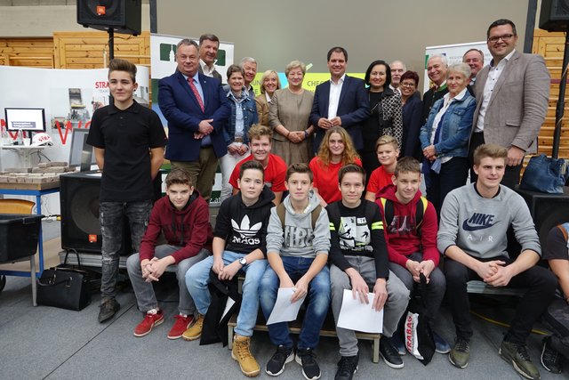 LH-Stellverteter Michael Schickhofer eröffnete im Beisein von zahlreichen Vertretern aus dem Bildungsbereich sowie der Wirtschaft und der Politik in der Reinhold-Heidinger-Sporthalle Leibnitz die 9. Bildungsmesse "Check your future"