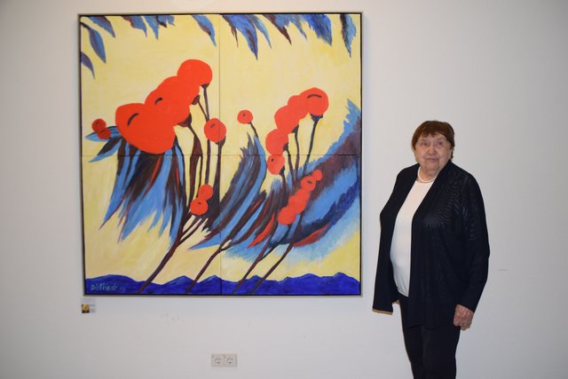 Dietlinde vor dem Bild "Mohn im Gebirge" welches eigens für das Krankenhaus Zams gemalt wurde.