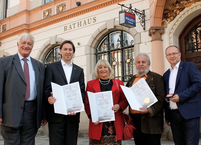 Die ehemalige Bürgermeisterin und Obfrau des Tourismusverbandes Söchau Emmy Schrott bekam für ihre besonderen Leistungen für den Tourismus im Kräuterdorf das Ehrendiplom für besonderes Engagement im Tourismus der Region verliehen.