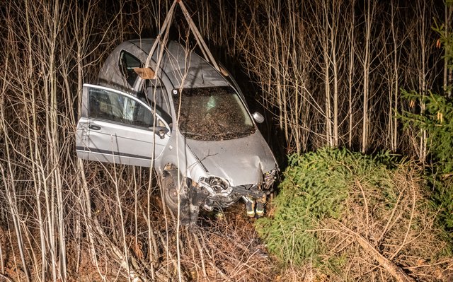 Der schwer beschädigte PKW wurde von der FF Huben geborgen und abgeschleppt. | Foto: Brunner Images