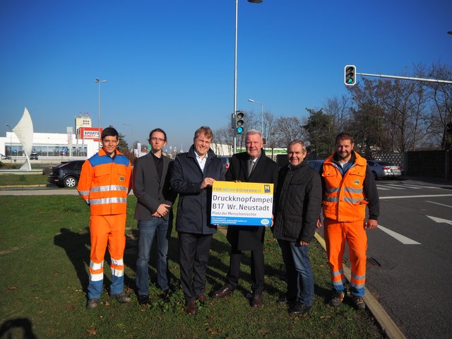 Sebastian Secco (Straßenmeisterei Wr. Neustadt), Ing. Werner Hrabak (Abteilung Verkehrstechnik), DI Klaus Längauer (Leiter der Straßenbauabteilung Wr. Neustadt), Bgm. Klaus Schneeberger, Franz Horvath (Leiter der Straßenmeisterei Wr. Neustadt), Stefan Rosenbichler (Straßenmeisterei Wr. Neustadt). | Foto: LR NÖ