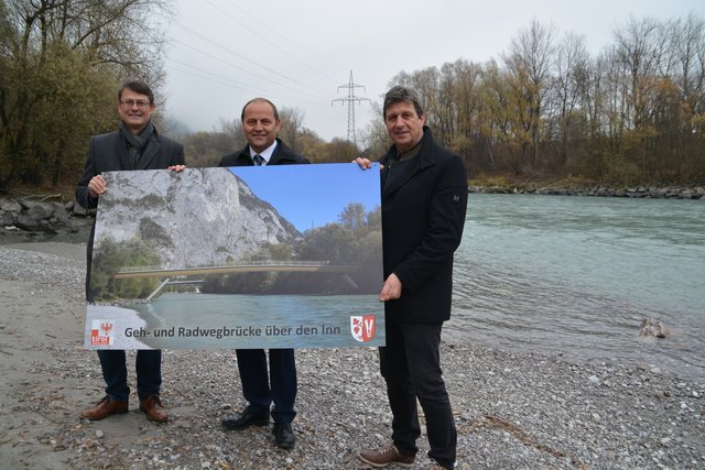 Freuen sich auf die neue Geh- und Radwegbrücke, die Zirl mit dem Innradweg in Unterperfuss verbindet: Zirls Bgm Thomas Öfner (li.), sein Amtskollege Georg Hörtnagl aus Unterperfuss (re.) und LHStv Josef Geisler.