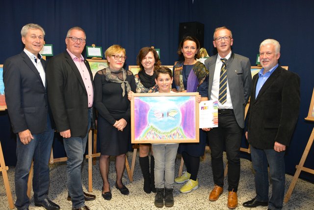 Gewonnen: Stefan Thir aus der 2 b-Klasse holte sich mit seinem Kunstwerk den Sieg beim Internationalen Lions Friedensplakat-Wettbewerb an der NMS Ilz.