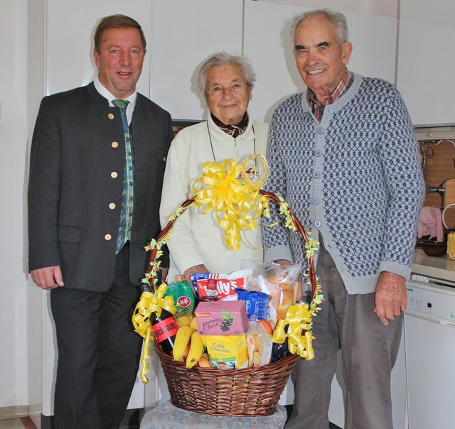 Bürgermeister Doppler mit dem Jubelpaar Josefine und Mathias Harrer. | Foto: Gemeinde Mariapfarr