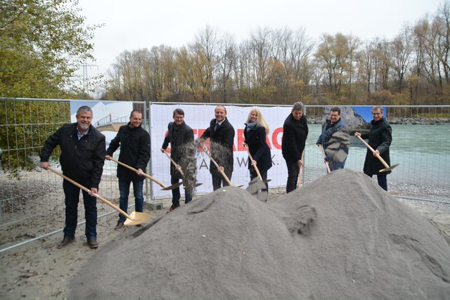Spatentstich-Feier mit (v.li.) Friedl Berger (Baubezirksamt Innsbruck), Günter Guglberger (Brücken- und Tunnelbau), Bgm Thomas Öfner (Zirl), LHStv Josef Geisler, Vizebgmin Iris Zangerl-Walser (Zirl), Bgm Georg Hörtnagl (Unterperfuss), Georg Kapferer (Obmann Mobilitätsausschuss Zirl) und Werner Huber (Leiter Baubezirksamt Innsbruck).