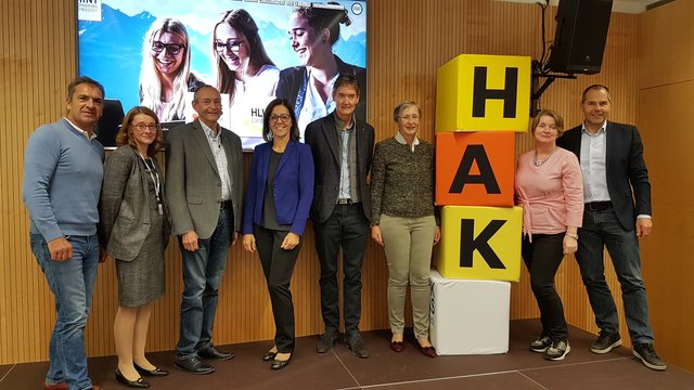  Direktoren/innen der MEDIEN.HAKs mit LSI Christoph Mayer (3.v.l.), LSI Brigitte Schuckert (4.v.l.) sowie Dir. Reinhold Greuter (Landeck, re.). | Foto: HAK/HAS Landeck