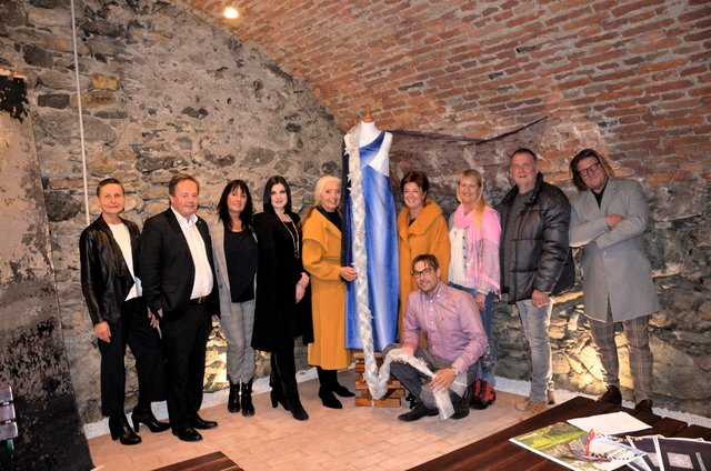 Holzbildhauerin Johanna Tschabitscher, Hans Schuster, Petra Weißenböck, Carolin Berger, Risa Schuhmeister, Ina Lerchbaumer, Antje Güttler. Egon Straszer, Jens August und Michael Pöllinger (vorn)